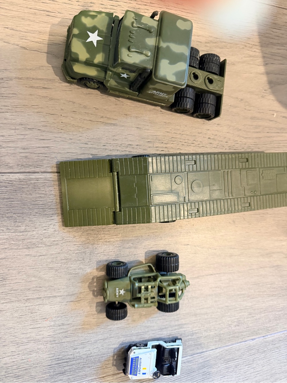 Bundle of 18 Toy Airliner with Assorted Rescue & Military Vehicle Cars - Picture 11 of 11